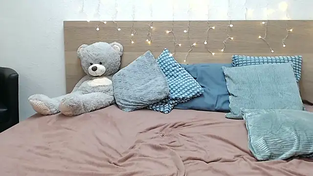 SophieyMoon live sex cam