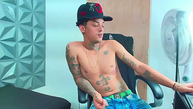 Aronjusting live sex cam