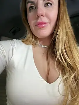 MilfNextDoor20's cam snapshot