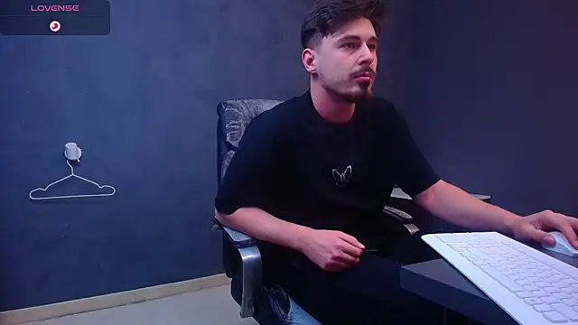 EnzoRace live sex cam