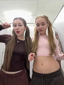 FroggyAnna live sex cam