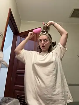 LoraaDoll live sex cam