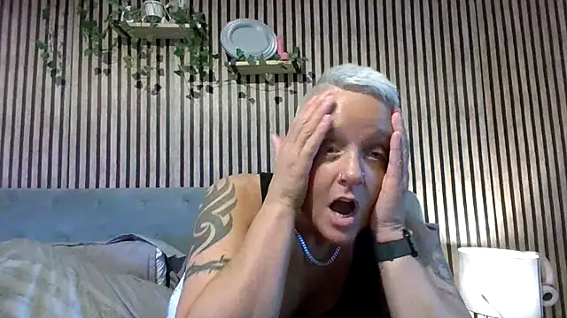 Bendoverbetty3's cam snapshot