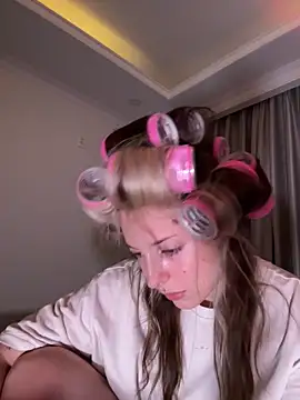 LoraaDoll live sex cam