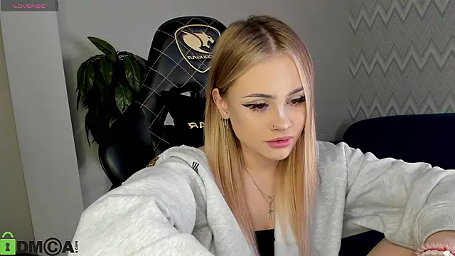 KarinaBroks live sex cam