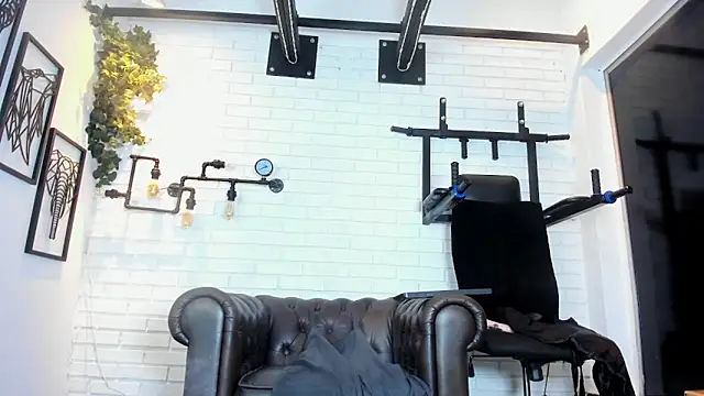 ItaloMoore live sex cam