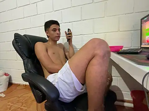 Max_TheHorseDick live sex cam