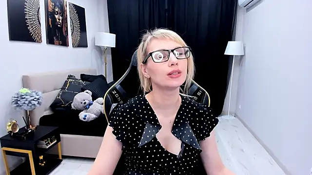 LindaSandy_1's cam snapshot