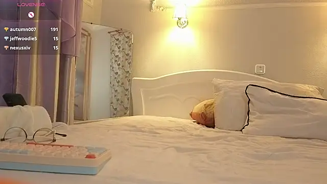 MonicaMelano live sex cam