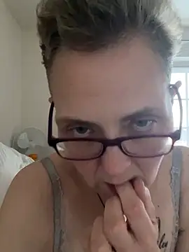 Curvy-Jinx live sex cam