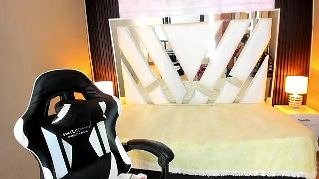 Linda4Petite live sex cam