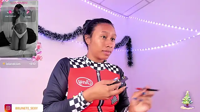 sexy_brunette_12's cam snapshot