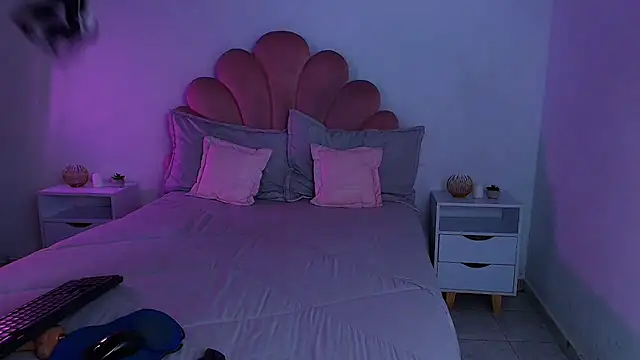 MiaColucci18's cam snapshot