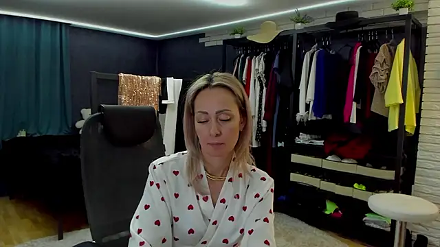 Julia_Cherry_'s cam snapshot