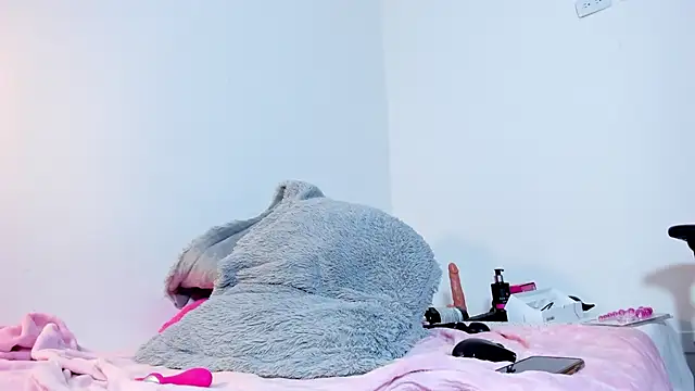 Lucy_Strong's cam snapshot