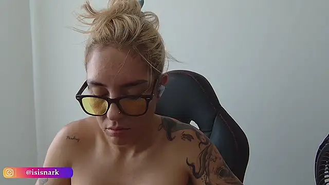 ValkyriaRose live sex cam