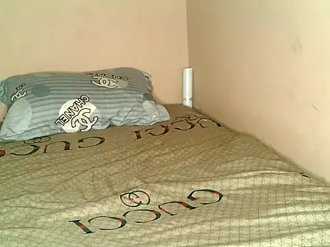 Cutenique live sex cam