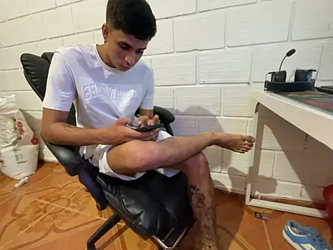 Max_TheHorseDick live sex cam