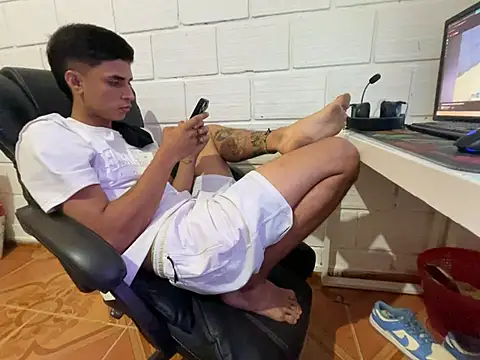 Max_TheHorseDick live sex cam