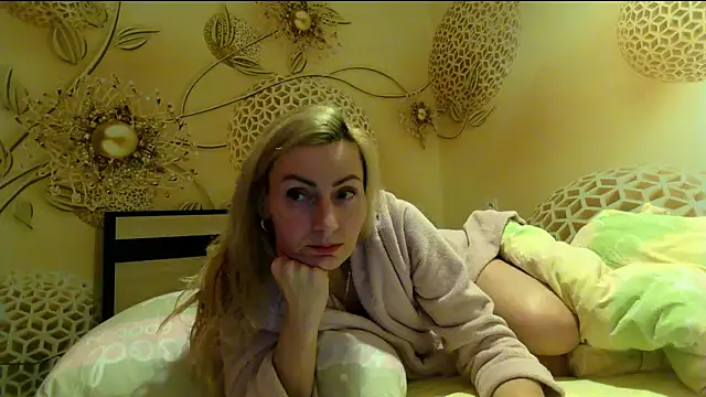 Yourrealgirl's cam snapshot