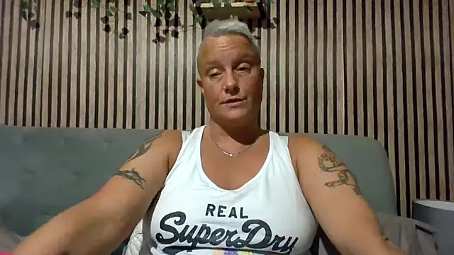 Bendoverbetty3's cam snapshot