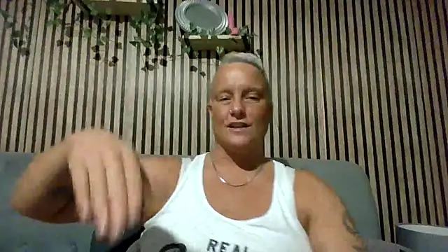 Bendoverbetty3's cam snapshot