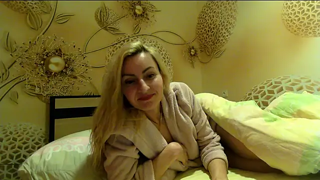 Yourrealgirl's cam snapshot