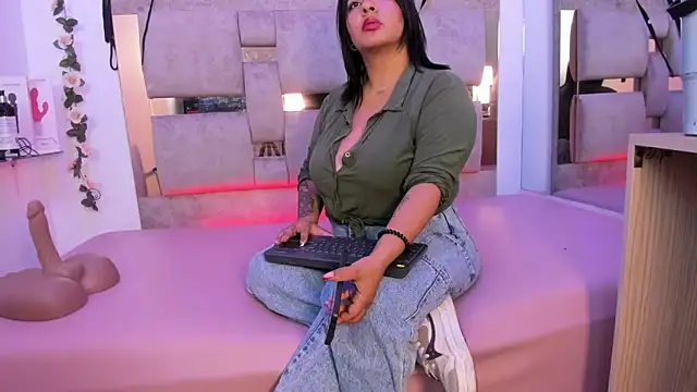 Luciana_r's cam snapshot