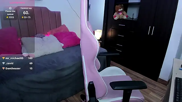 Nina_curves's cam snapshot