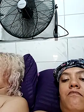 2Juicy_pussy's cam snapshot