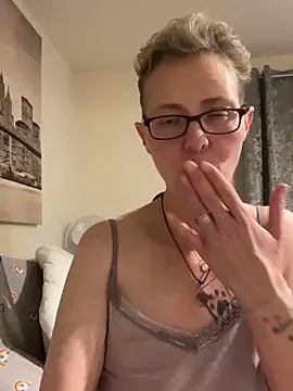 Curvy-Jinx live sex cam