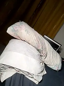 Hugemassivebootie live sex cam