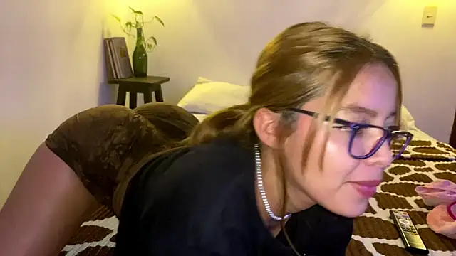 ArianaAlvarez_'s cam snapshot