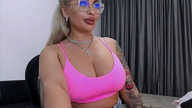 LovelyBlondyxx's cam snapshot