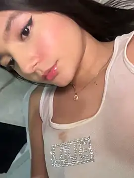 EmmiiGlow live sex cam