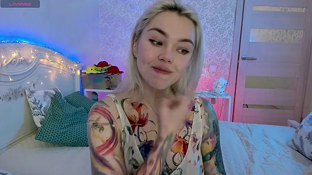 LillyMoure_'s cam snapshot