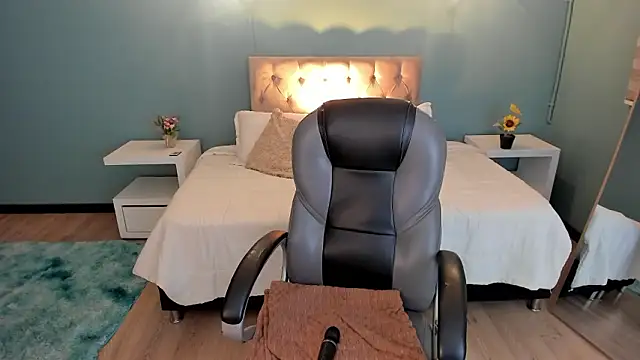 Nora_Vennucci live sex cam