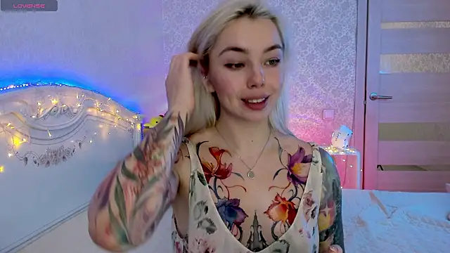 LillyMoure_'s cam snapshot