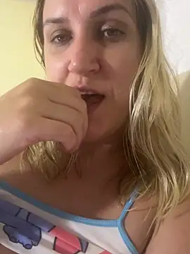 Bia_sexynovaes live sex cam