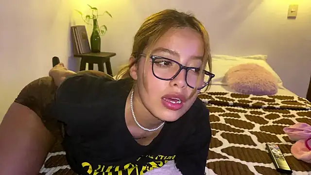 ArianaAlvarez_'s cam snapshot