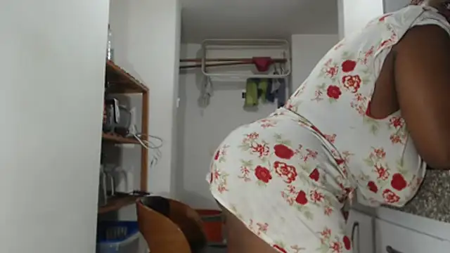 LiraRusso live sex cam