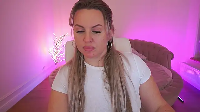 KiraCandyS live sex cam