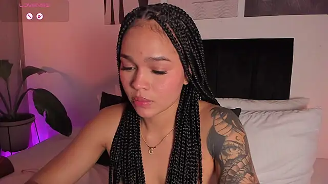 izzyvega__'s cam snapshot