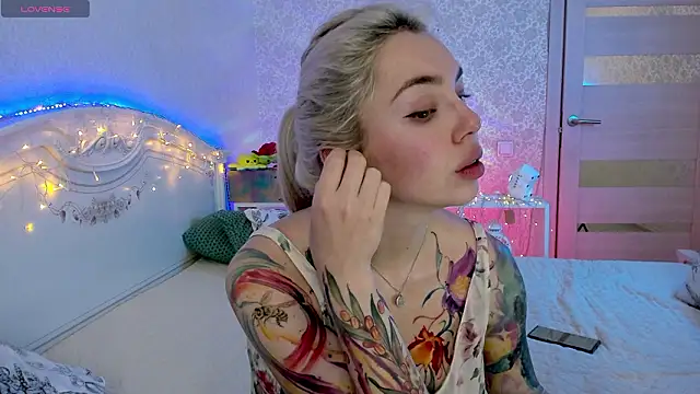 LillyMoure_'s cam snapshot