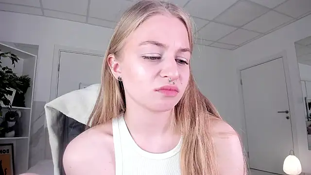 MiaMews live sex cam