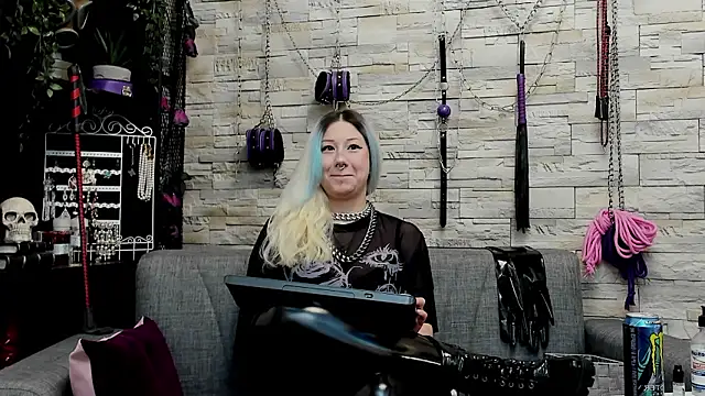 CruelMistress live sex cam