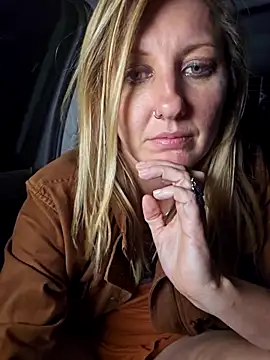 SheIsSomething's cam snapshot