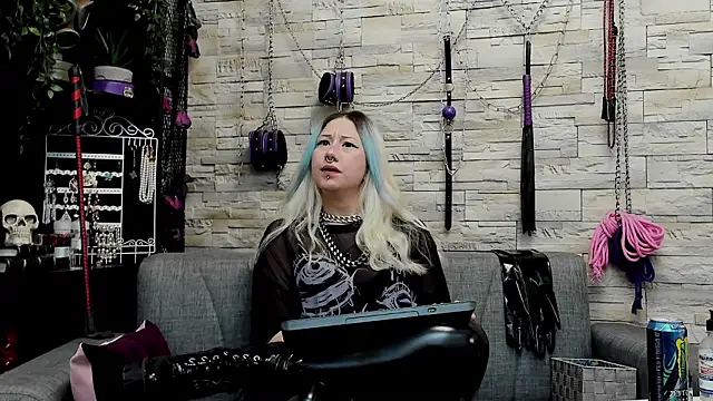 CruelMistress live sex cam