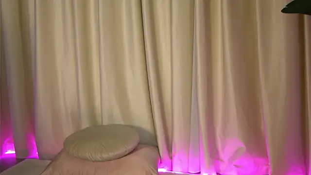 FoxieJullia's cam snapshot