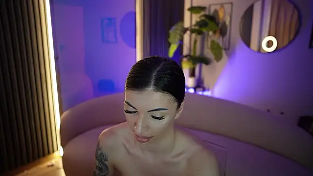 KaylaLuxx_'s cam snapshot